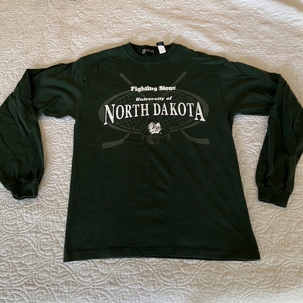 Long sleeve shirt - University if North Dakota Fighting Sioux - Medium